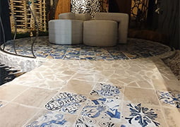 PASILLO EN EL ESPACIO TEMPO CON EL PAVIMENTO PORCELÁNICO LAND ANTHOLOGY: LAND WHITE Y ANTHOLOGY WHITE