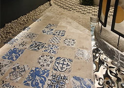 PASILLO EN EL ESPACIO TEMPO CON EL PAVIMENTO PORCELÁNICO LAND ANTHOLOGY: LAND WHITE Y ANTHOLOGY WHITE