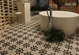 CUARTO DE BAÑO EN EL ESPACIO TEMPO CON EL PAVIMENTO PORCELÁNICO NOSTALGY SEVILLA WHITE