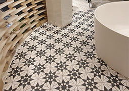 CUARTO DE BAÑO EN EL ESPACIO TEMPO CON EL PAVIMENTO PORCELÁNICO NOSTALGY SEVILLA WHITE