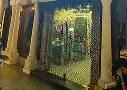 Cafetería decorada con la serie Versailles · Hermitage