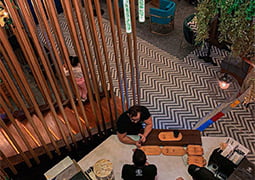 Cafetería decorada con la serie Versailles · Hermitage