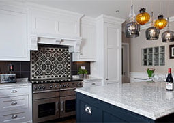 Cocina decorada con la serie Florentine y Victorian Gris