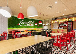 Vista del comedor con la decoración New Origins