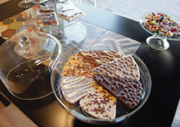 Mesa con dulces de la tienda