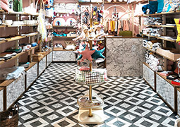 Tienda decorada con la colección Tuscania